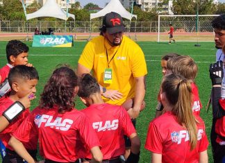 Breno Takahashi (coach) e o time sub-12 do T-Rex no NFL Flag 2024. Foto: Victor Francisco / Salão Oval