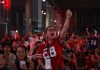 Torcedores comemoram no NFL in Brasa, festa do Super Bowl no Brasil