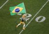 Jogador do Green Bay Packers entra na Arena Corinthians com a bandeira do Brasil