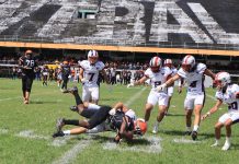 Times do Fortaleza Tritões e Caruaru Wolves disputam partida de futebol americano