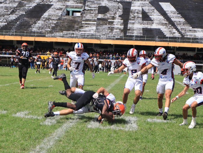 Times do Fortaleza Tritões e Caruaru Wolves disputam partida de futebol americano