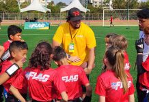 Breno Takahashi (coach) e o time sub-12 do T-Rex no NFL Flag 2024. Foto: Victor Francisco / Salão Oval