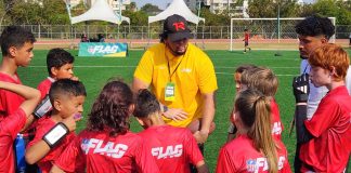 Breno Takahashi (coach) e o time sub-12 do T-Rex no NFL Flag 2024. Foto: Victor Francisco / Salão Oval