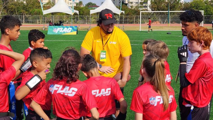 Breno Takahashi (coach) e o time sub-12 do T-Rex no NFL Flag 2024. Foto: Victor Francisco / Salão Oval