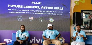 A mediadora Shannon Murdoch, vice-presidente de Treinamento e Educação do Institute for Sport and Social Justice, conversou com Derrick Mitchell e Jeremiah Brown, ex-jogadores da NFL. Foto: Grasiela Gonzaga