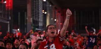 Torcedores comemoram no NFL in Brasa, festa do Super Bowl no Brasil