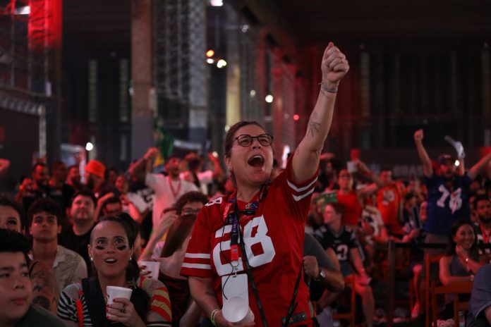 Torcedores comemoram no NFL in Brasa, festa do Super Bowl no Brasil