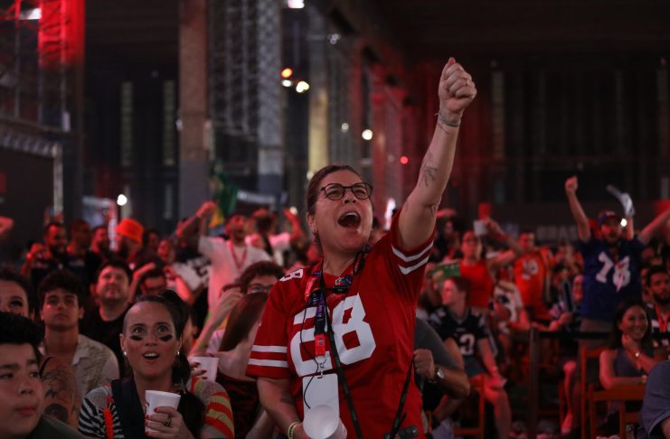 Torcedores comemoram no NFL in Brasa, festa do Super Bowl no Brasil