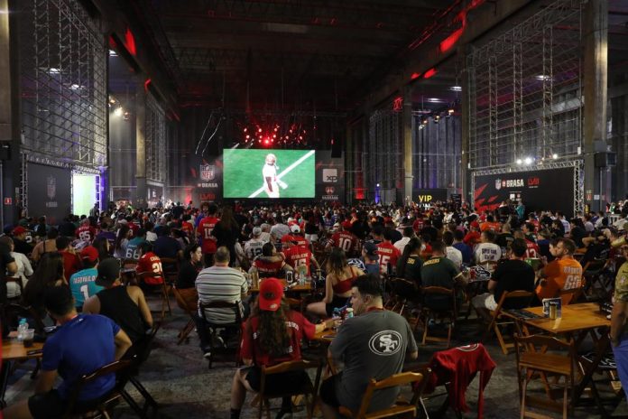 Fãs celebram Super Bowl no NFL in Brasa no Brasil