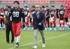 Hosomi caminha para o cointoss em jogo comemorativo de Kobe Ravens em outubro de 2025. (Foto: Kobe University)