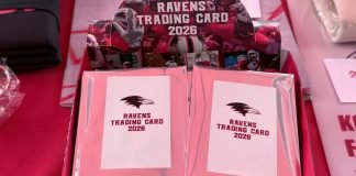 Pacotes de figurinhas à venda durante os jogos. (Foto: Divulgação/Kobe Ravens)