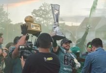 Adan Rodriquez, o "Ocho Nueve" levantando a taça de campeão. (Foto: Yssara Kauanne)