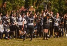 Silverhawks levantando pela quinta vez a taça de campeã estadual. (Foto: Yssara Kauanne)