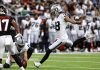 Matsuzawa, dos Raiders, cobra o chute de ponto extra após um touchdown contra os Texans, em partida de pré-temporada da NFL, em Houston (Foto: ICON SPORTSWIRE)