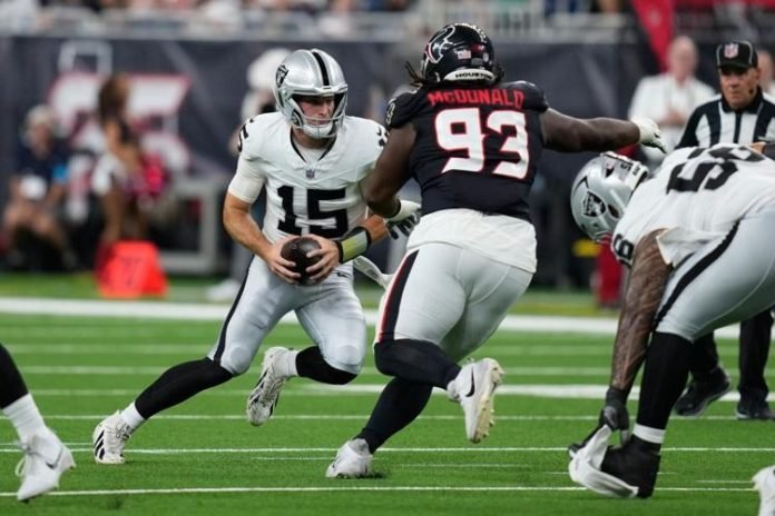 Fernando Mendoza (#15), é pressionado pelo defensive tackle do Houston Texans, Kayden McDonald (#93), durante o primeiro tempo do jogo de pré-temporada da NFL, nesta quinta-feira, 20 de agosto de 2026, em Houston. (Foto: David J. Phillip) Fernando Mendoza (#15), é pressionado pelo defensive tackle do Houston Texans, Kayden McDonald (#93), durante o primeiro tempo do jogo de pré-temporada da NFL, nesta quinta-feira, 20 de agosto de 2026, em Houston. (Foto: David J. Phillip)