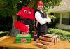Mascote da rede, Hutty e Josh Allen (Foto: Divulgação Pizza Hut)