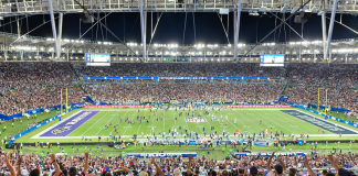 Após o field goal da vitória de Tyler Loop, o estádio vai abaixo, enquanto os jogadores dos Ravens correm para comemorar com o kicker. (Foto: Tiago Munden / Salão Oval)