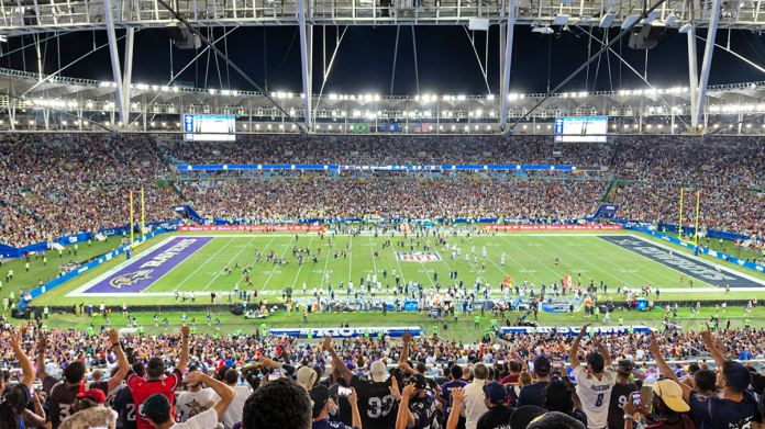 Após o field goal da vitória de Tyler Loop, o estádio vai abaixo, enquanto os jogadores dos Ravens correm para comemorar com o kicker. (Foto: Tiago Munden / Salão Oval)