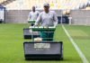 O perfil do Maracanã divulgou imagens do trabalho da Greenleaf para tentar mitigar os problemas do gramado e melhorar as condições do campo. (Foto: Daniel Brasil/Maracanã)