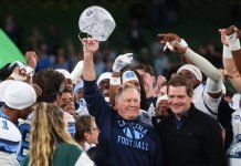 Head coach da North Carolina, Bill Belichick (ao centro) após derrotar TCU em Dublin, Irlanda (Foto: Peter Morrison)
