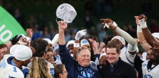 Head coach da North Carolina, Bill Belichick (ao centro) após derrotar TCU em Dublin, Irlanda (Foto: Peter Morrison)