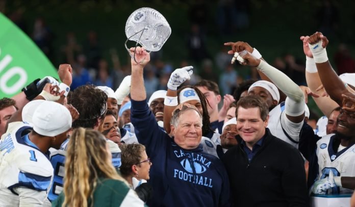 Head coach da North Carolina, Bill Belichick (ao centro) após derrotar TCU em Dublin, Irlanda (Foto: Peter Morrison) Head coach da North Carolina, Bill Belichick (ao centro) após derrotar TCU em Dublin, Irlanda (Foto: Peter Morrison)
