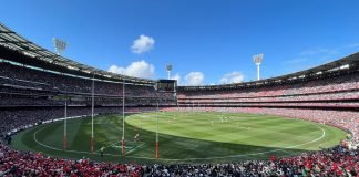 O MCG lotado durante a Grande Final da AFL de 2022; a partida atraiu um público de 100.024 espectadores. (Foto: Divulgação MCG)