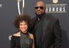 Kiya Winston e Mike Tomlin no tapete vermelho do NFL Honors Super Bowl LVIII, em Las Vegas, Nevada. (Foto: Kirby Lee)