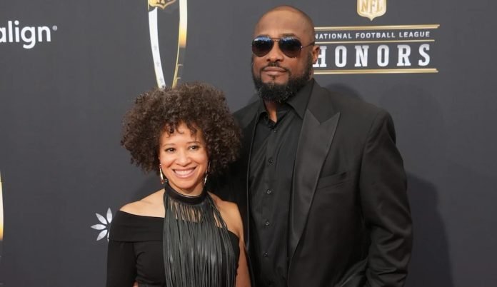 Kiya Winston e Mike Tomlin no tapete vermelho do NFL Honors Super Bowl LVIII, em Las Vegas, Nevada. (Foto: Kirby Lee)