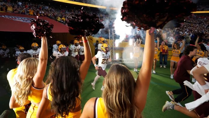 Arizona State entra em campo para o kickoff do Union Jack Classic. (Foto: Tom Jenkins)