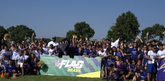 Campeão do Super Bowl pelos Ravens, Adalius Thomas, mascote Poe e cheerleaders reunidos com as crianças dos programas sociais RioUm e Gol de Letra no CEFAN, Rio de Janeiro (Foto: Tiago Munden / Salão Oval)