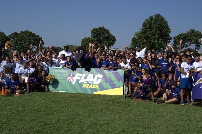 Campeão do Super Bowl pelos Ravens, Adalius Thomas, mascote Poe e cheerleaders reunidos com as crianças dos programas sociais RioUm e Gol de Letra no CEFAN, Rio de Janeiro (Foto: Tiago Munden / Salão Oval)