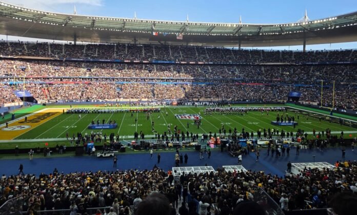 Público lota o Stade de France para o primeiro jogo da temporada regular da NFL em Paris. (Foto: Victor Romualdo Francisco / Salão Oval) Público lota o Stade de France para o primeiro jogo da temporada regular da NFL em Paris. (Foto: Victor Romualdo Francisco / Salão Oval)