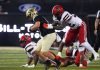 O linebacker do Texas Tech, LaDamion Guyton, impede o avanço do quarterback do Colorado, Isaac Wilson, Colorado. (Foto: David Zalubowski)