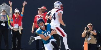 Quarterback do Jacksonville Jaguars, Trevor Lawrence (#16), ajoelha na linha de 1 jarda para administrar o relógio no EverBank Stadium (Foto: Corey Perrine / Florida Times-Union)