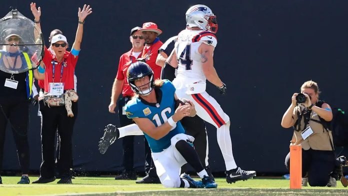 Quarterback do Jacksonville Jaguars, Trevor Lawrence (#16), ajoelha na linha de 1 jarda para administrar o relógio no EverBank Stadium (Foto: Corey Perrine / Florida Times-Union)