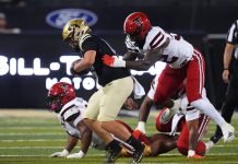 Colorado pode ter deixado game plan em hotel e perde jogo contra Texas Tech O linebacker do Texas Tech, LaDamion Guyton, impede o avanço do quarterback do Colorado, Isaac Wilson, Colorado. (Foto: David Zalubowski)
