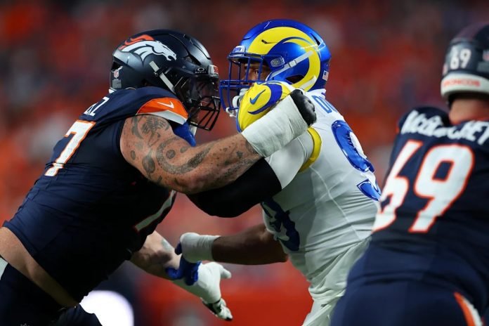 Aaron Donald (#99), do Los Angeles Rams, enfrenta Quinn Meinerz (#77), do Denver Broncos, durante o primeiro quarto. (Foto: Justin Edmonds)