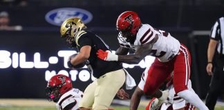 O linebacker do Texas Tech, LaDamion Guyton, impede o avanço do quarterback do Colorado, Isaac Wilson, Colorado. (Foto: David Zalubowski)